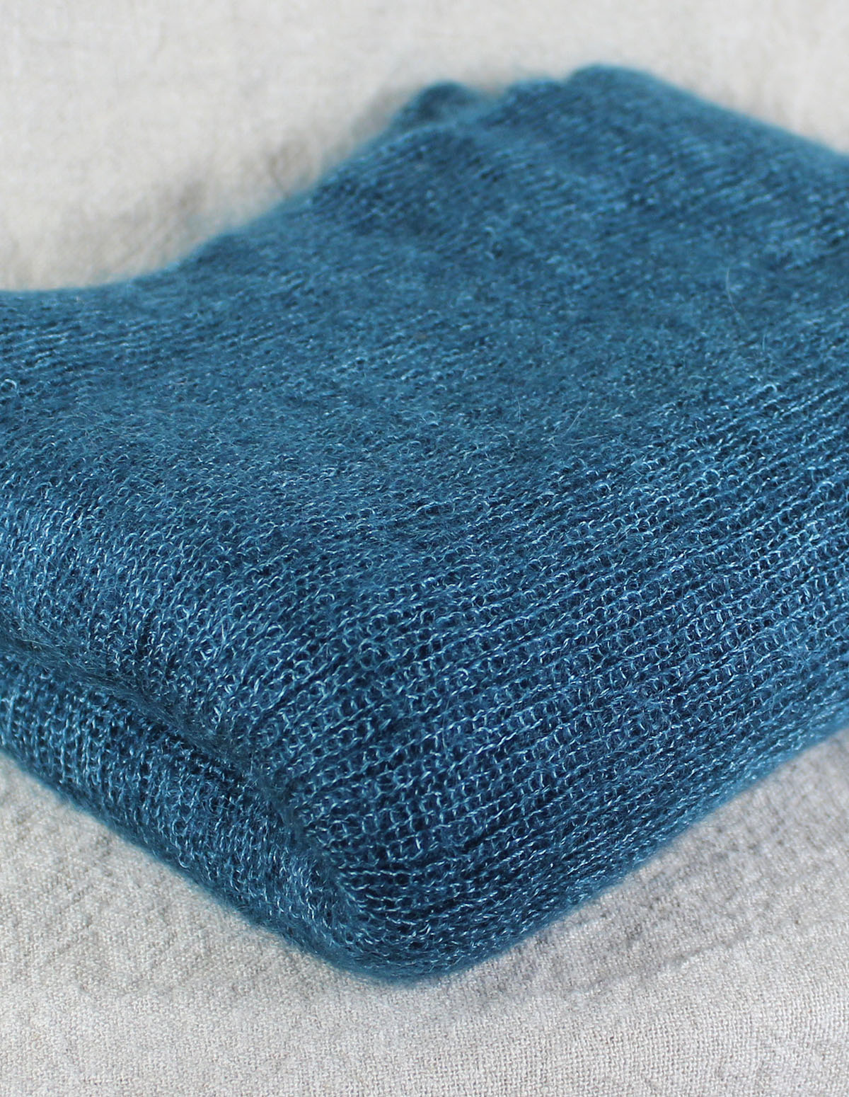 echarpes-tricotees-cote-mohair-soie-bleu-paon-une-ferme-a-la-bassette-1