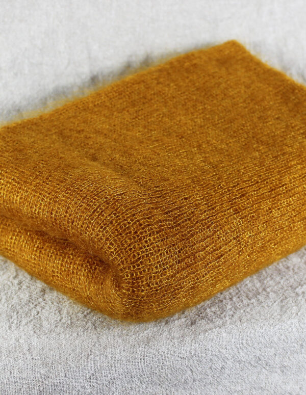 echarpes-tricotees-cote-mohair-soie-jaune-mais-une-ferme-a-la-bassette-1