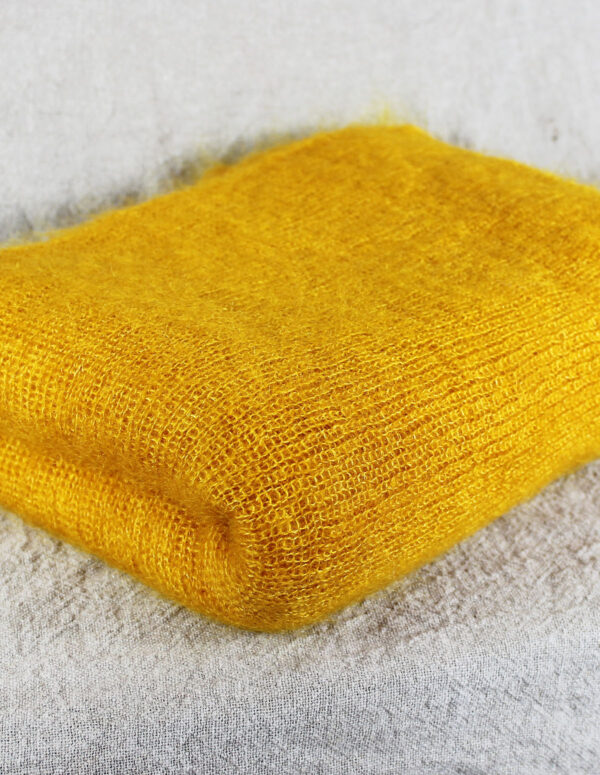 echarpes-tricotees-cote-mohair-soie-jaune-soleil-une-ferme-a-la-bassette-1
