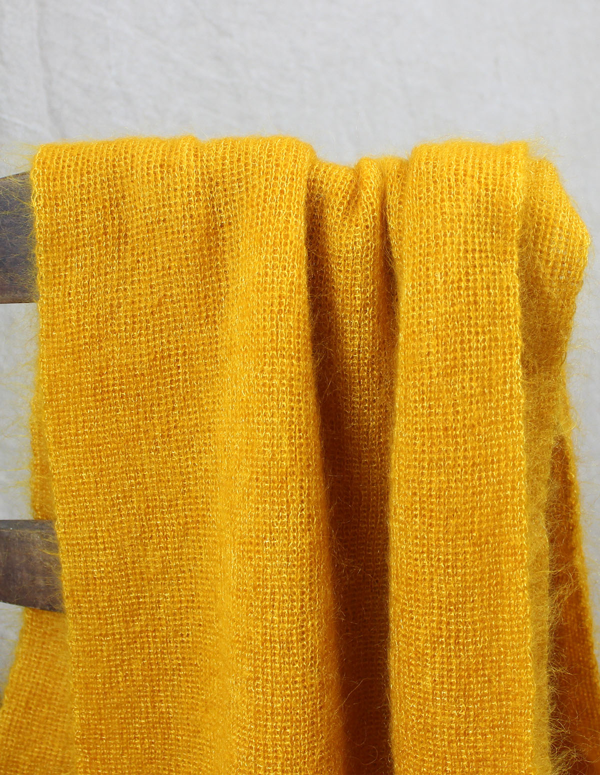 echarpes-tricotees-cote-mohair-soie-jaune-soleil-une-ferme-a-la-bassette-2