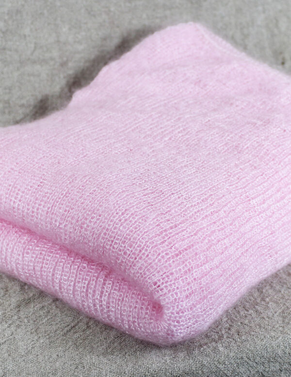 echarpes-tricotees-cote-mohair-soie-rose-poudre-une-ferme-a-la-bassette-1