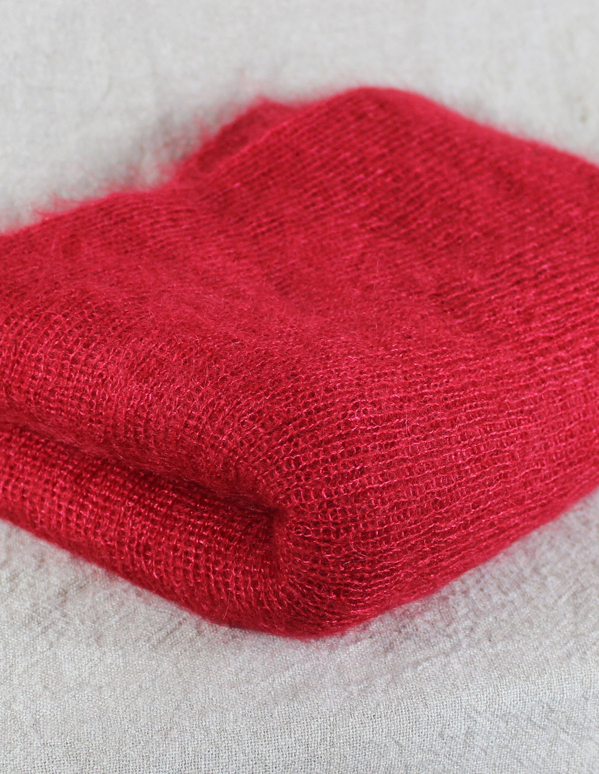 echarpes-tricotees-cote-mohair-soie-rouge-rubis-une-ferme-a-la-bassette-1