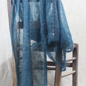 echarpes-tricotees-fines-mohair-soie-bleu-paon-une-ferme-a-la-bassette