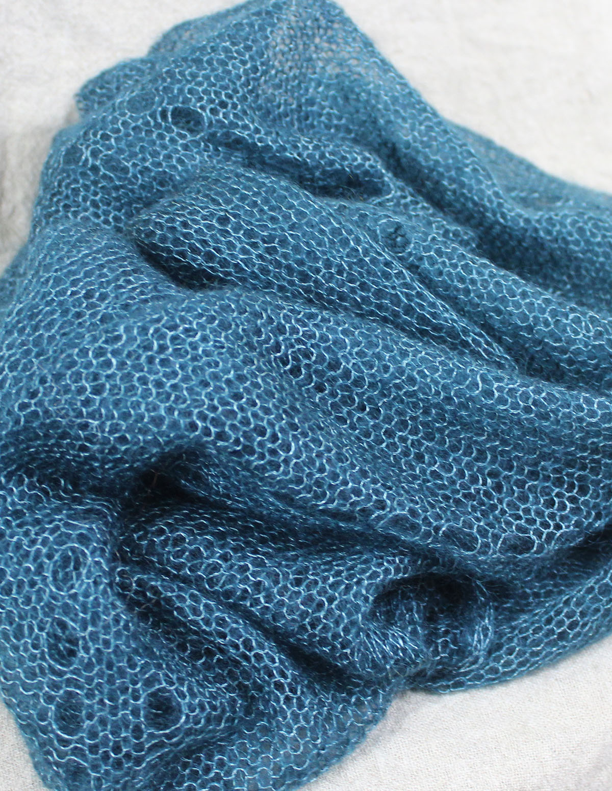 echarpes-tricotees-fines-mohair-soie-bleu-paon-une-ferme-a-la-bassette-2