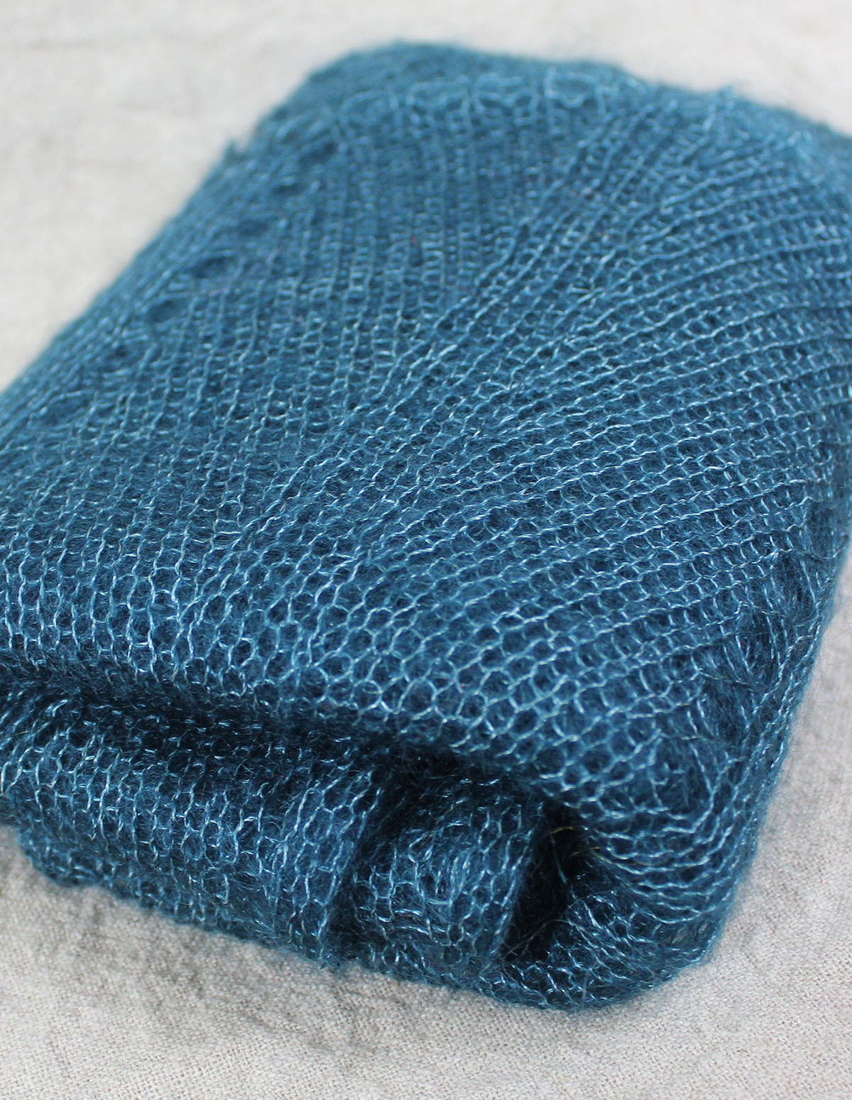 echarpes-tricotees-fines-mohair-soie-bleu-paon-une-ferme-a-la-bassette-3