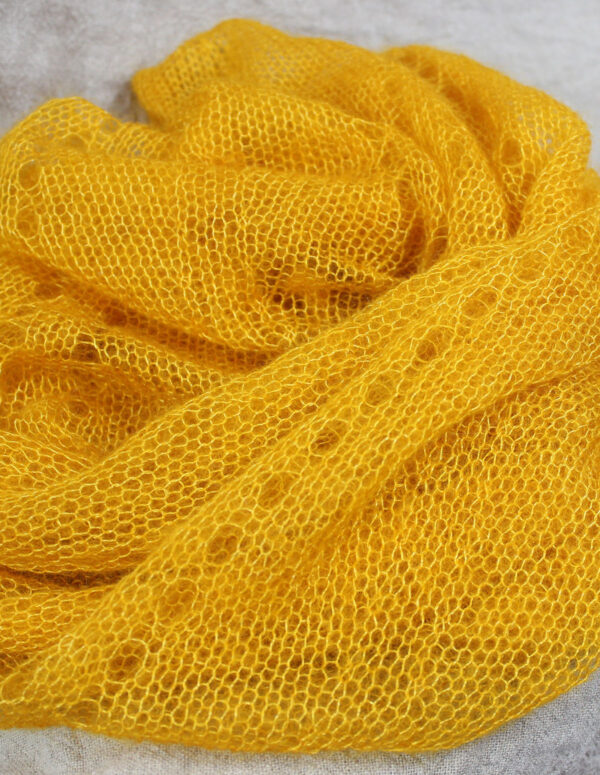echarpes-tricotees-fines-mohair-soie-jaune-soleil-une-ferme-a-la-bassette-2