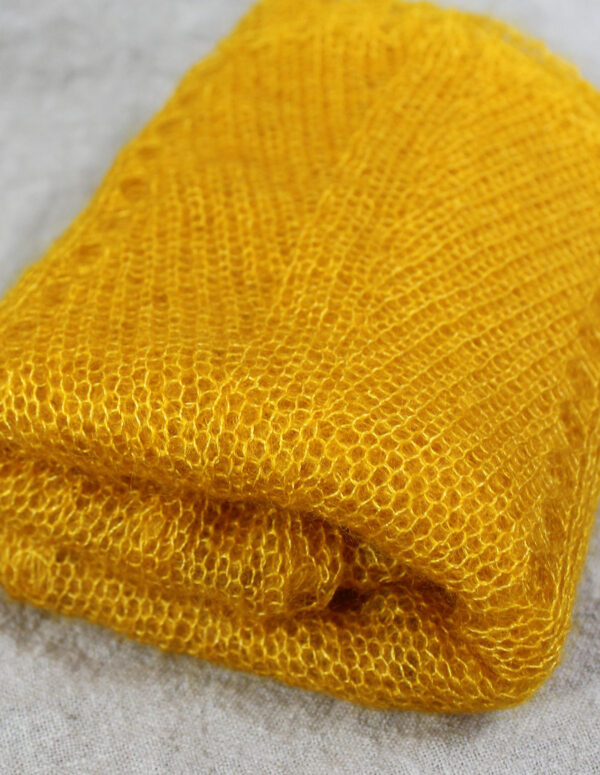 echarpes-tricotees-fines-mohair-soie-jaune-soleil-une-ferme-a-la-bassette-3