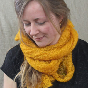 echarpes-tricotees-fines-mohair-soie-jaune-soleil-une-ferme-a-la-bassette