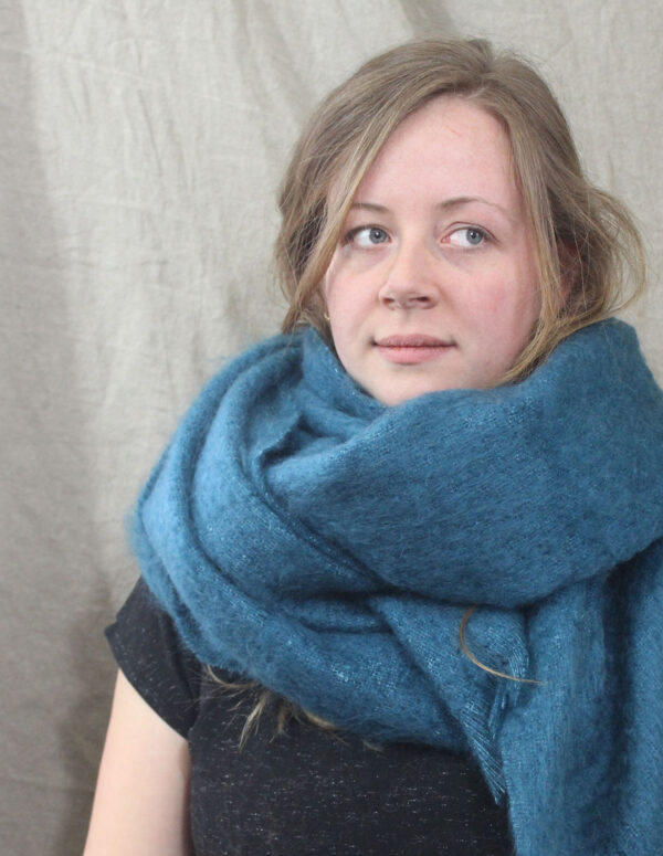 etole-tissee-mohair-soie-bleu-paon-une-ferme-a-la-bassette